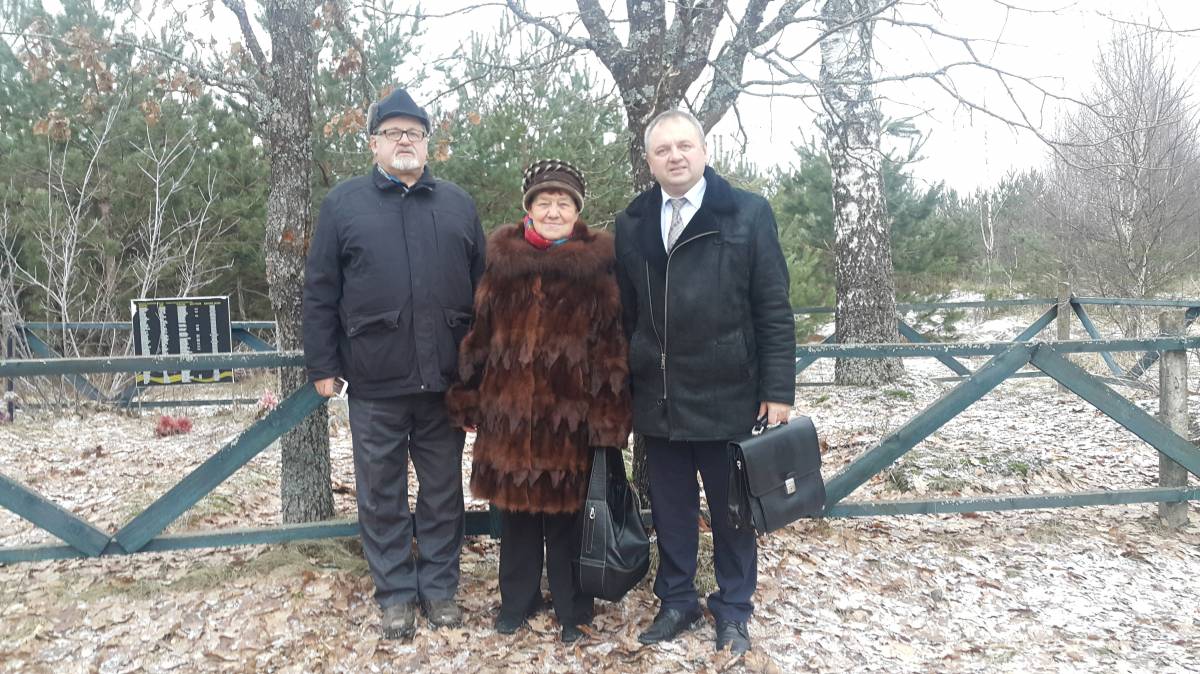 Хотище. У братской могилы.