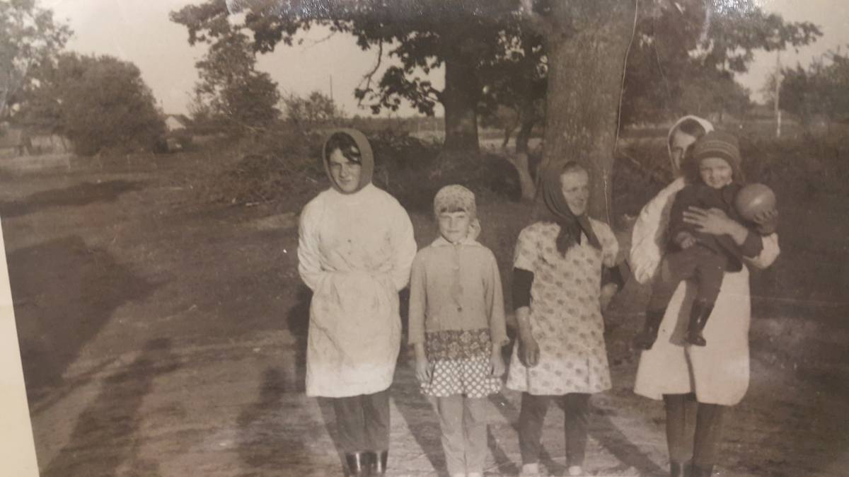 Хотище. Молодые доярки.