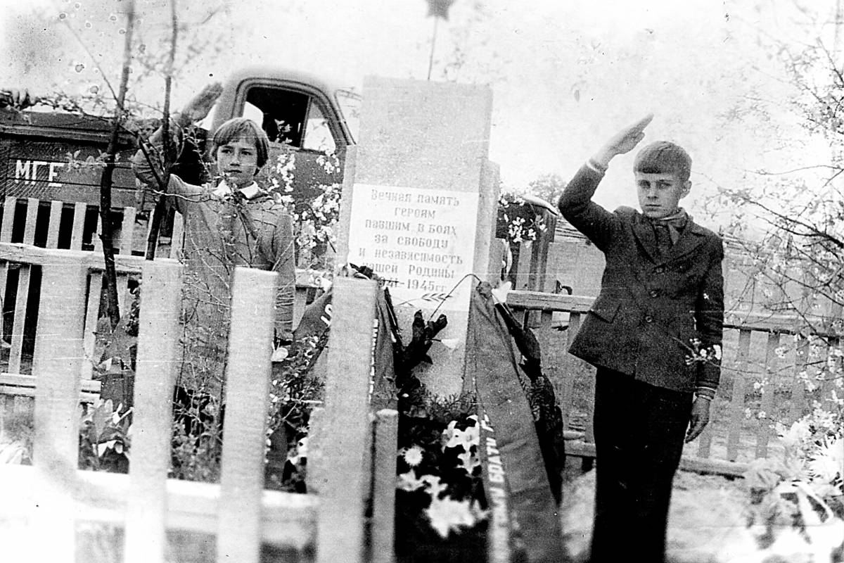 Почетный караул пионеров около братской могилы