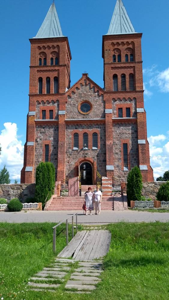 Przed kościołem w Ikaźni