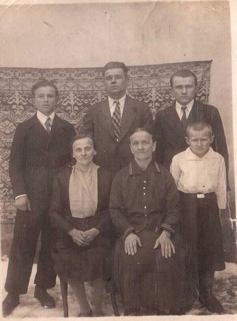 Луковская Мария Иосифовна с матерью, мужем и сыновьями