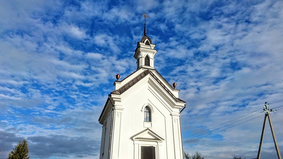 Касцёлак Святога Станіслава (капліца-пахавальня Пратасевічаў). Пабудаваная ў ХІХ ст., адноўленая ў 2016 годзе.<br>Kaplica św. Stanisława (krypta rodziny Protosiewiczów). Został zbudowany w XIX wieku, odnowiony w 2016 roku.