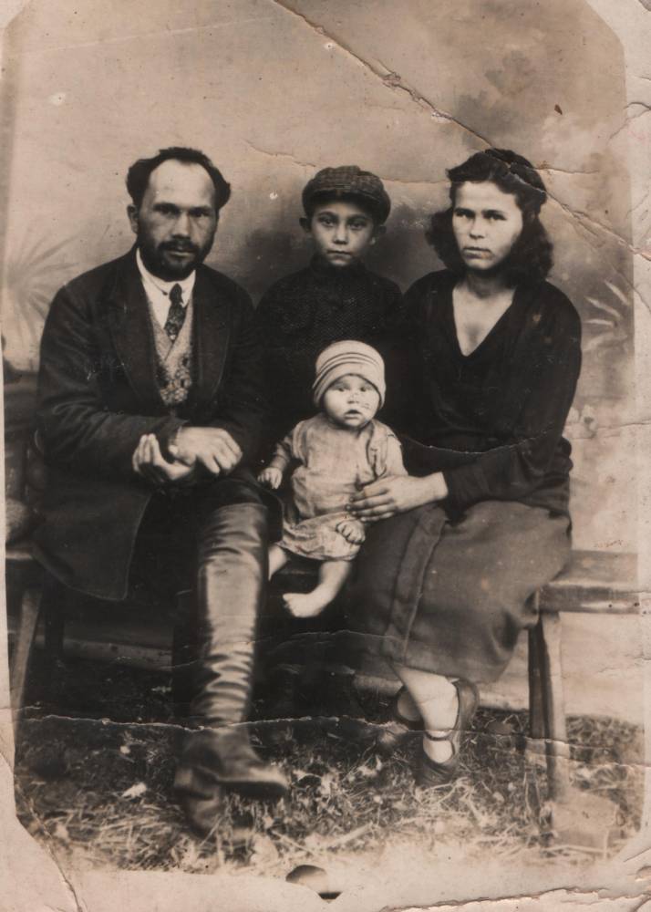 Степан Гаврилович Сотников жена Нина Евстафьевна Сотникова (Зубкова) дети Зоя и Костя