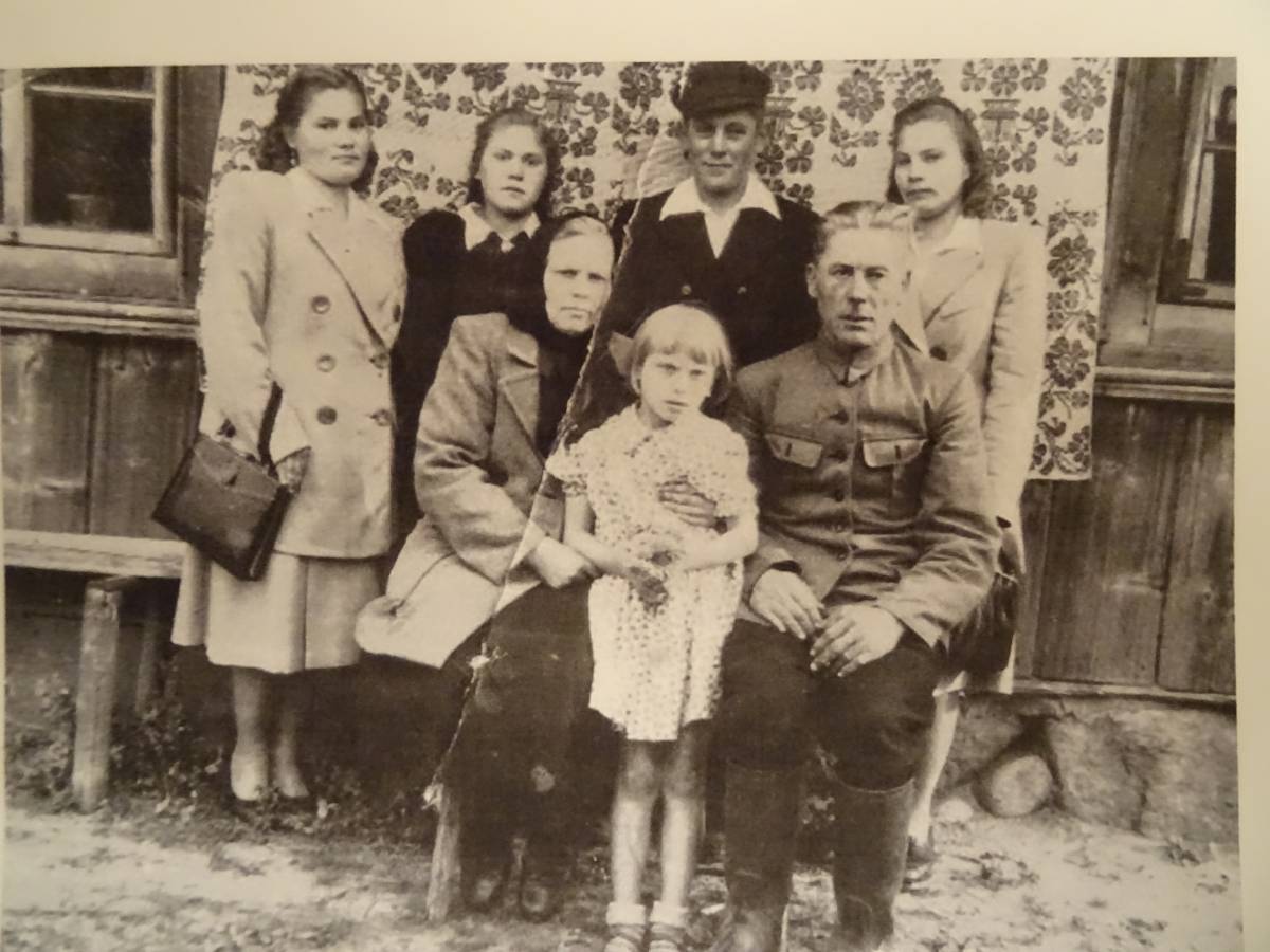 Irena, Ola, Wiciu, Shola, Jania. Józef i janina. Rodzina Świrbut