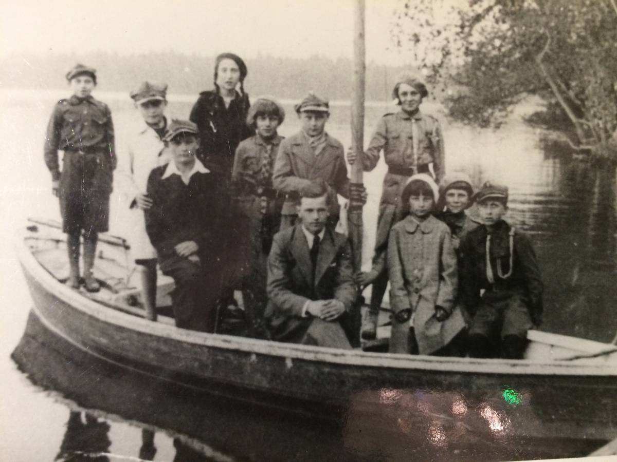 Jezioro świteź.<br>Klasa ze szkoły Izba Wielka z nauczycielem JAN SZYMKO przed 1943 rokiem.