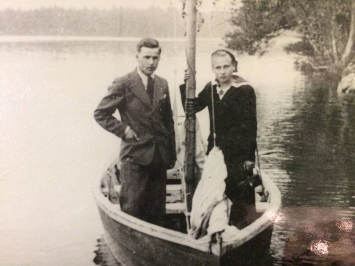 Jezioro świteź.<br>Klasa ze szkoły Izba Wielka z nauczycielem JAN SZYMKO przed 1943 rokiem