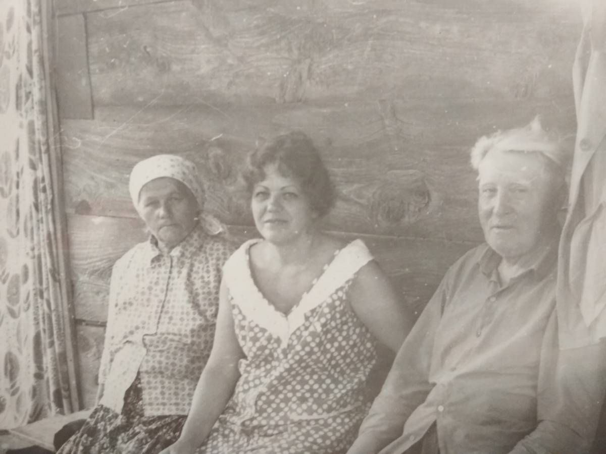 Кравчук(Буховецкая) Ольга Николаевна 1906, Кравчук(Протасова) Александра Прокофьевна 1941, Кравчук Петр Петрович 1911.