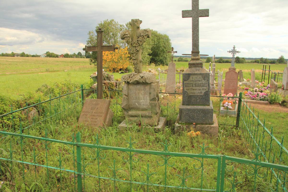 Cmentarz Szawry - Groby rodziny Ostyk-Narbuttów, w tym żony Teodora Narbutta-Krystyny z Sadowskich i syna Bolesława (1845-1889)