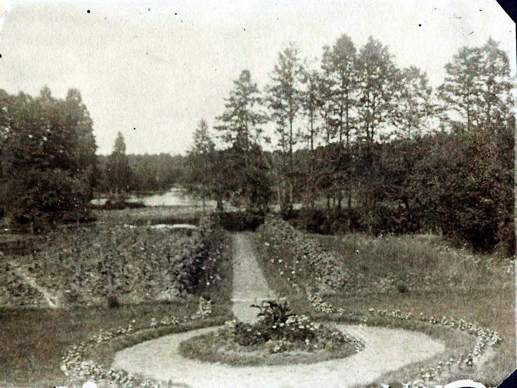 Gazon przed dworem w Azaryczach