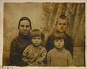 Babcia Marianna Tatol zd. Młyńska (1889 -1949), trzyma na kolanach córkę Gienię, moją mamę, obok stoi Marianna Tatolówna (Wiszniewska) i brat mamy Józef Tatol. Mieszkali w Wilnie przy ulicy Stromej obecnie Rotundo, dom zachował się do dnia dzisiejszego. Jest to najstarsza fotografia rodziny mamy z Wilna. Babcia Marianna Tatol zd. Młyńska (1889 -1949), trzyma na kolanach córkę Gienię, moją mamę, obok stoi Marianna Tatolówna (Wiszniewska) i brat mamy Józef Tatol. Mieszkali w Wilnie przy ulicy Stromej obecnie Rotundo, dom zachował się do dnia dzisiejszego. Jest to najstarsza fotografia rodziny mamy z Wilna.