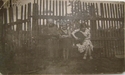 Wilno, ul. Stroma 5a. Mateusz Tatol (1872 - 1955) obok moja mama Genowefa Tatol (1922 -1979). Panienki z pieskiem nie znam. Wilno, ul. Stroma 5a. Mateusz Tatol (1872 - 1955) obok moja mama Genowefa Tatol (1922 -1979). Panienki z pieskiem nie znam.