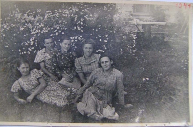 W środku Genowefa Tatol. Data może wskazywać, że fotografia jest zrobiona w czasie robót przymusowych na Łotwie. W środku Genowefa Tatol. Data może wskazywać, że fotografia jest zrobiona w czasie robót przymusowych na Łotwie.