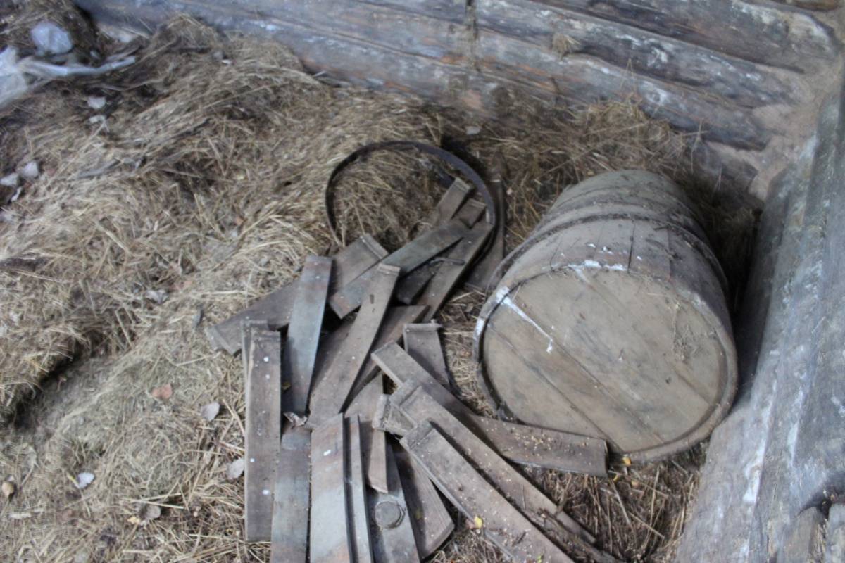 В заброшенной риге (гумно). 