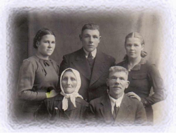 siedzą: Burdziełowska Michalina (Żywień) Burdziełowski Aleksander - uczestnik bitwy 1904 w Port-Arturze na pancerniku 