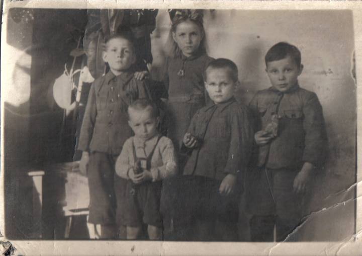 pierwszy z prawej Ignacy Burdziełowski  z kuzynami Wilenczyc  Bolesław, Halina, Albert, Michał
