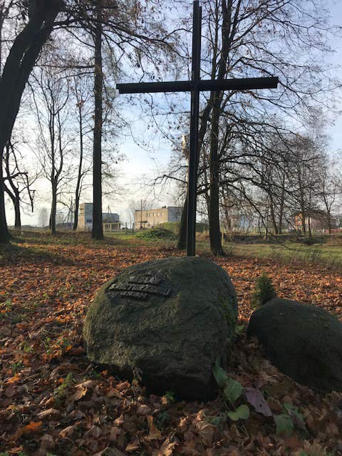 Магіла пана Вацлава Свінтаржэцкага ў паўднёвай часцы парку каля маёнтку ў Яхімоўшчыне