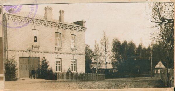 Відок на новую і старую завадскія канторы. Уваход у каталіцкую каплічку. Фота 1925 года.