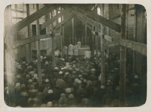 Першая мша ў яшчэ недабудаваным касцёле. Фота 1931г.