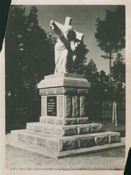 Фігура “Sursum Corda” усталяваная ў двары касцёлу ў 1933 годзе ў знак удзячнасці ксянзу Пятру Байкевічу, які выбудаваў касцёл. Фота 1934 года