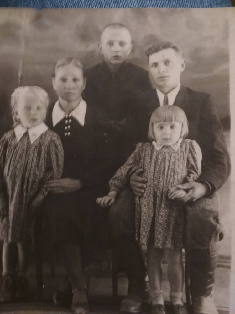 Семья Совицких. Супруга Мария, дети Иван, Элла, Марина Семья Совицких. Супруга Мария, дети Иван, Элла, Марина