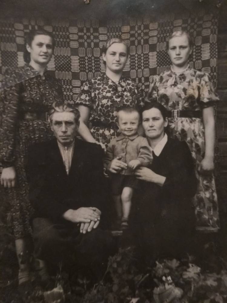 Семья Ментюка Винцента. Супруга Михалина, дочери Леонора, Ирина, Галина и внук Антон Семья Ментюка Винцента. Супруга Михалина, дочери Леонора, Ирина, Галина и внук Антон