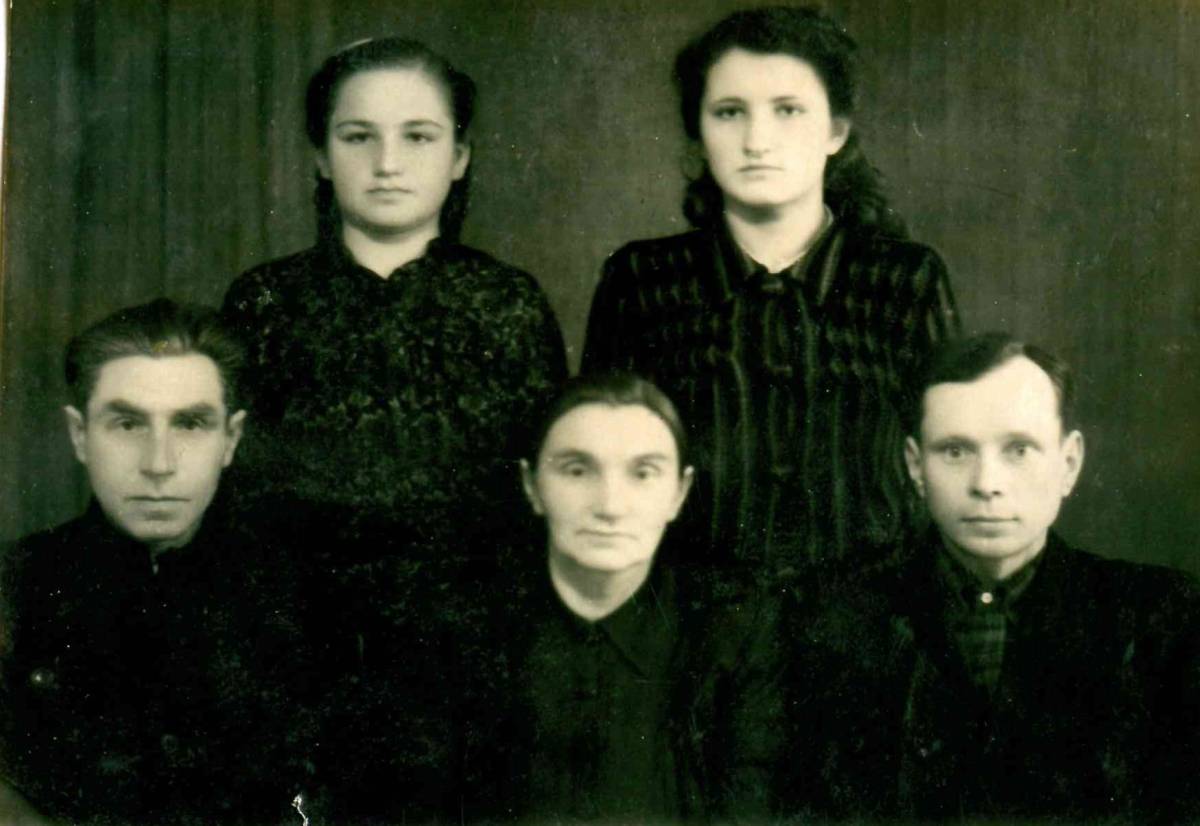 Ментюк Винцент с сестрой Мальвиной, дочерью Ириной, племянницей Терезой Ментюк Винцент с сестрой Мальвиной, дочерью Ириной, племянницей Терезой