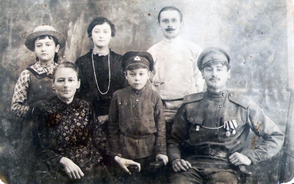 Юзеф Андреевский с семьей. Работал в имении Жерелло. Около 1917 года.