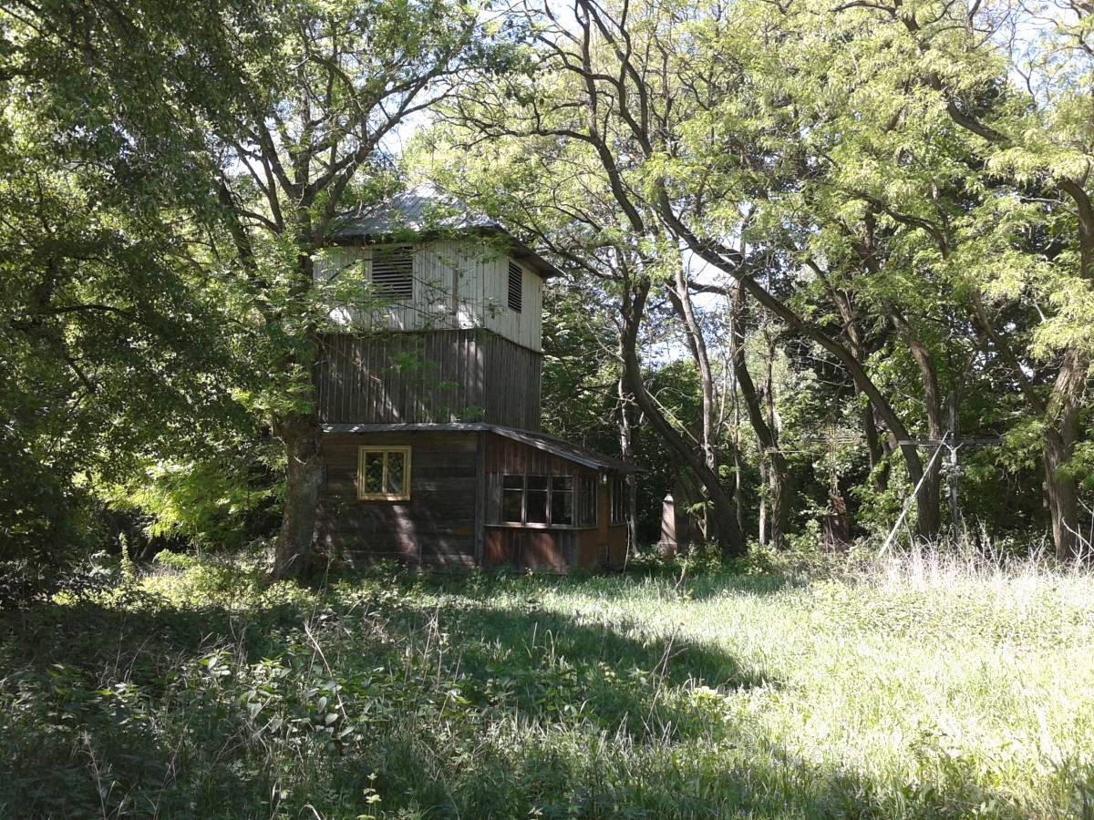 Dzwonnica - pozostałość po dawnym kościółku i cmentarzu