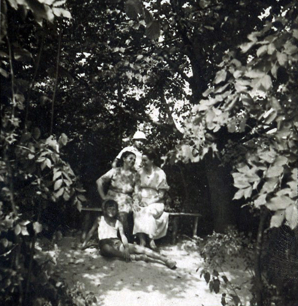 rodzina Laskowskich w cieniu drzew