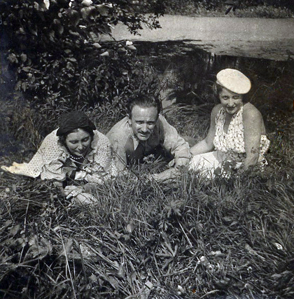 Olga, Leon i Irma (żona Leona) Laskowscy nad stawem w Laskowie