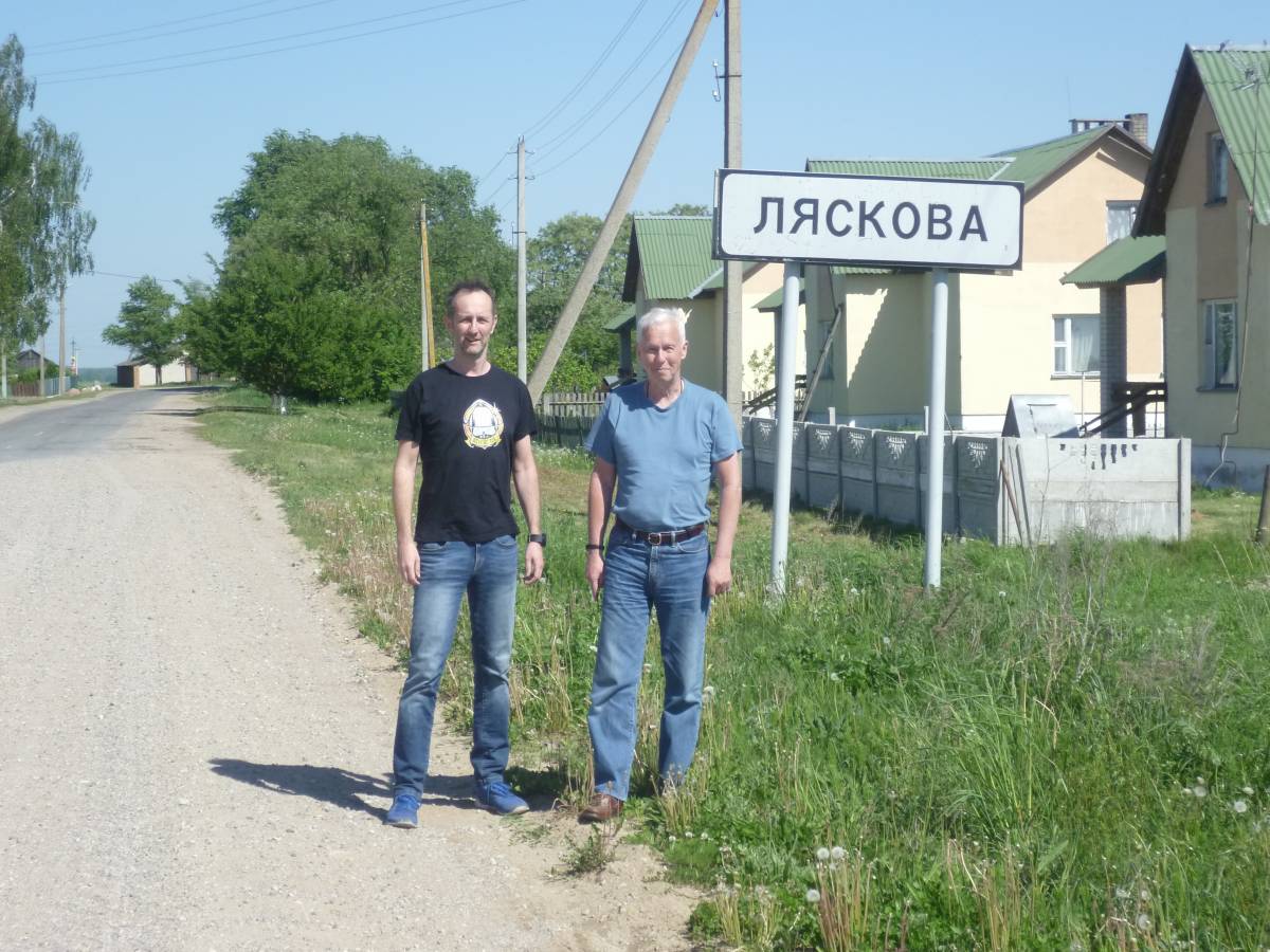 Otton i Kazimierz Laskowscy przed wjazdem do Laskowa