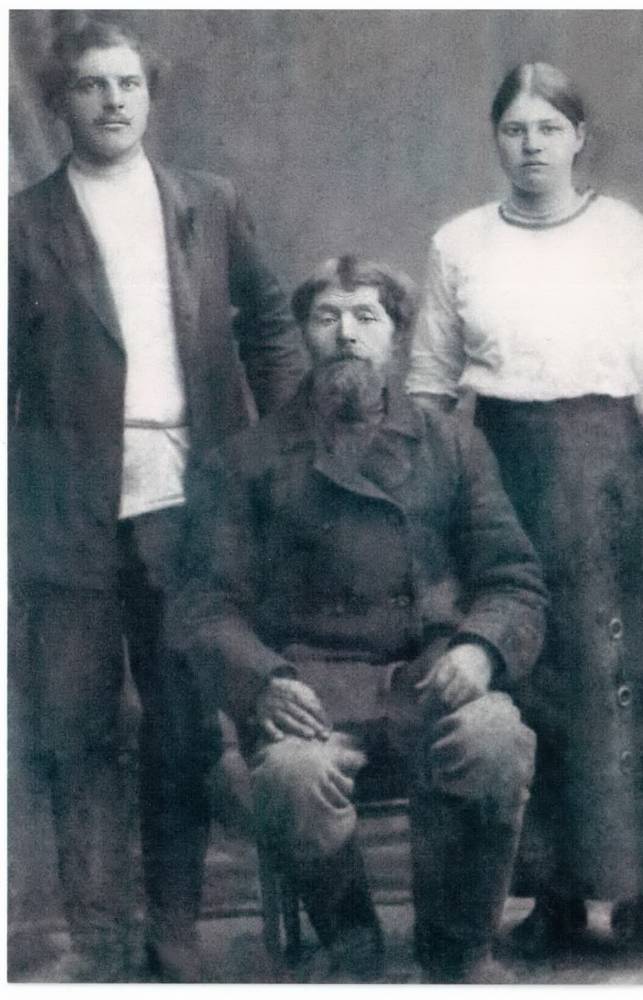 Прабабушка, Матвеева (в дев.Корнилова)Евдокия Степановна была родом из Дречелук.На фото она с отцом, Степаном Кузьмичем? Корниловым и братом Степаном (Стефаном).
