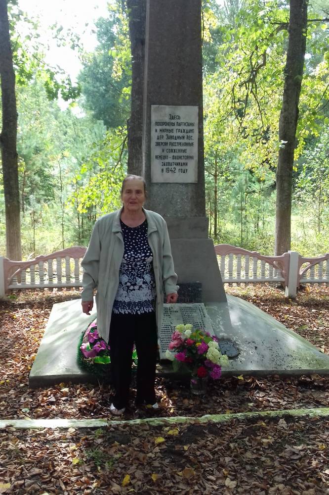 Моя мама Карпюк (Кучинская) Раиса(Ирина) Георгиевна. У памятника на братской могиле, где захоронены жители деревни Волчьи Норы, расстрелянные фашистами. Здесь покоятся ее родители, две родных сестры и другие родственники с фамилией Карпюк.