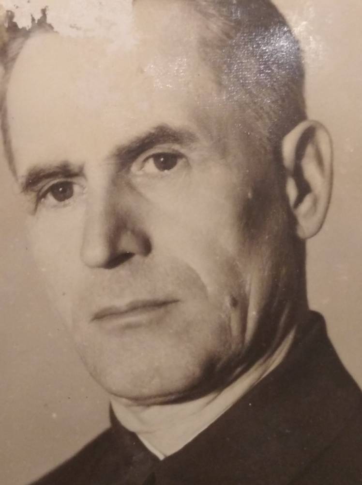 Мой дед - Далецкий Александр Алексеевич, после ВМВ - окончил педучилище и проработал учителем и директором в д.Любовин 