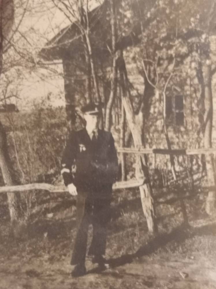 Далецкий Анатолий Александрович- мой дядька- на фоне семейного дома в д.Любовин