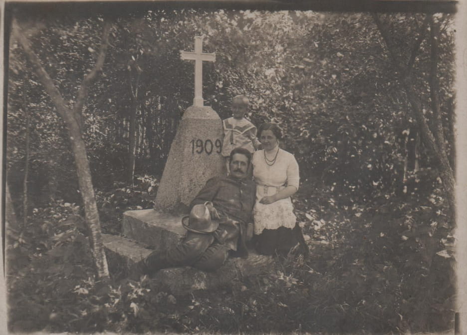 Ignacy i Jadwiga (z domu Jagielska) Jasiukowicz wraz z synem Stanisławem.<br><br>Symboliczny kamień 