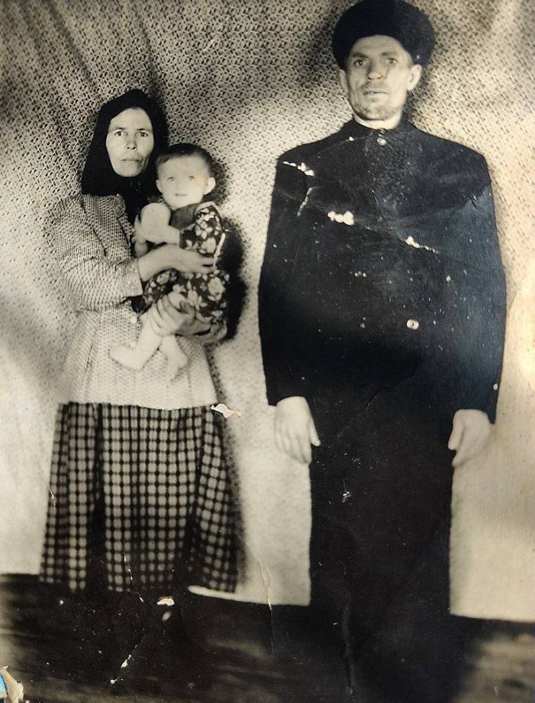 Прадедушка<br>Коцур Никифор Семенович, <br>(1904–1975)<br><br>Прабабушка <br>Коцур Зинаида (Евгения) Семеновна, <br>(1906–1974)<br>Захоронены в деревне Крынки Речицкого района Гомельской области.<br>Дата заключения брака не установлена.<br>Где родились не установлено.<br>Где служил прадед не установлено.<br>Где крестили не установлено.