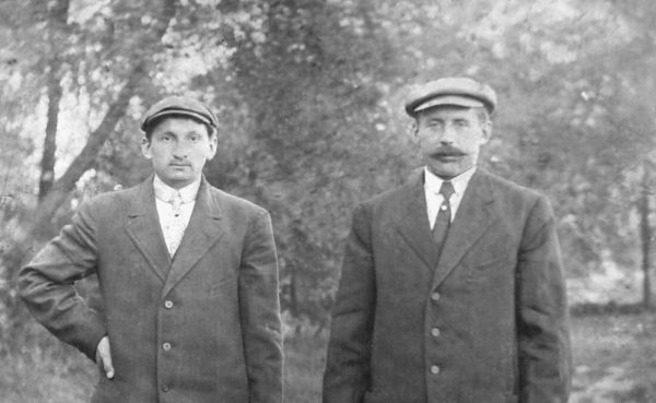 Z lewej podparty pod bok Stefan Białecki, z wąsami Stanisław Szewieliński. Bielawino