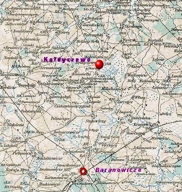 Obóz śmierci w Kołdyczewie (1942-1944) położonym o kilka kilometrów od Zaosia, miejsca urodzenia znakomitego syna Ziemi Nowogródzkiej Adama Mickiewicza, a niespełna 20 km od Baranowicz, powstał w marcu 1942 roku na terenie majątku ziemskiego, byłej posiadłości senatora RP Tadeusza Szalewicza.<br>. Początek jego wiąże się ściśle z wprowadzaniem od września 1941 roku kadrowo białoruskiej administracji cywilnej, na obszarze utworzonego przez Niemców Generalnego Komisariatu Białorusi ze stolicą w Mińsku, obejmującego województwa nowogródzkie, poleskie i zachodnie obrzeże mińszczyzny.<br>Właśnie tam podjęto zbrodniczą decyzję utworzenia na Białorusi dwóch obozów koncentracyjnych: w Kołdyczewie k/Baranowicz i w Trościańcu Małym pod Mińskiem.<br>Realizację tego ludobójczego przedsięwzięcia powierzono białoruskim formacjom policyjnym. Akcję eksterminacyjną wspomagały bataliony kolaborantów ukraińskich, litewskich, łotewskich, tudzież brygada niemieckich kryminalistów Dirlewangera i oddziały RONA (Ruskaja Oswoboditielnaja Narodnaja Armia).<br>