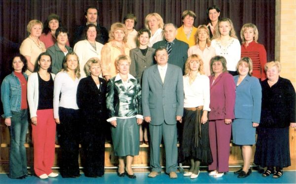 foto. Kurier Wileński.<br>Franciszek Żeromski i grono pedagogiczne.<br>Piękny jubileusz Franciszka Żeromskiego — dyrektora Szkoły Średniej im. H. Sienkiewicza w Landwarowie.<br>Na początku tego roku szkolnego dyrektor szkoły polskiej w Landwarowie obchodził piękny jubileusz 60-lecia. Od siódmego roku swego życia jest związany z tą placówką oświatową. Tę szkołę ukończył, tu stawiał swe pierwsze kroki jako nauczyciel i tu jest dyrektorem już od 23 lat. 