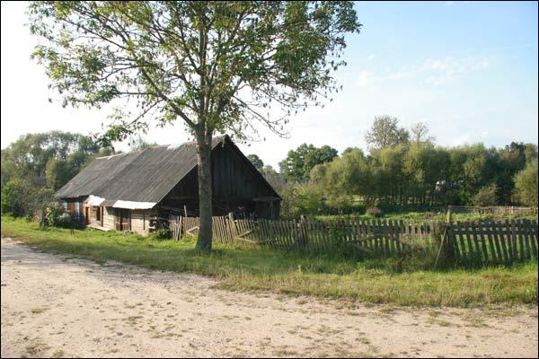 stara chata za cerkwią. <br>Foto www.radzima.org