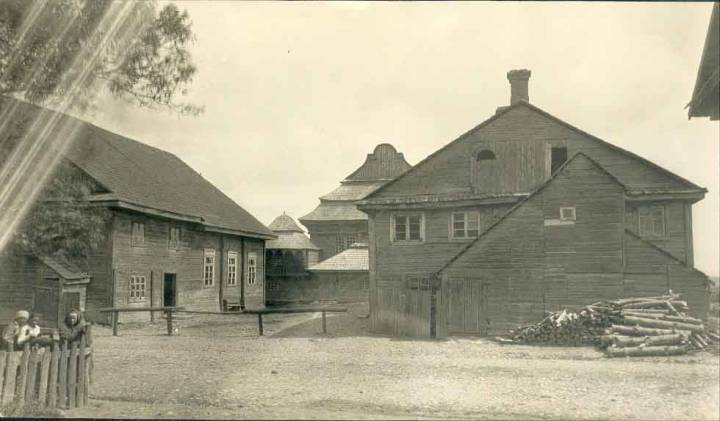 w głębi największa, główna synagoga