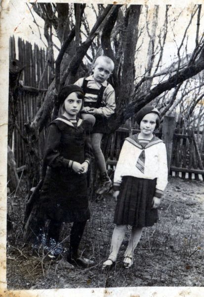 Может их кто узнает ? Надпись с обратной стороны ----Wilejka,1935r.