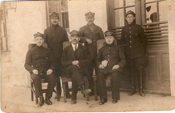 Oranczyce.Stacja kolejowa.Pierwszy z prawej moj dziadek Wiktor Oskierko.