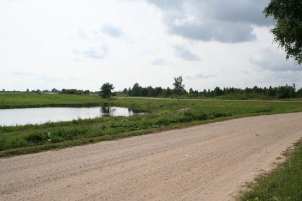 Cmentarz przy drodze Łomasze - Waśkowo (chyba 500 m od Łozy).<br>Widok w stronę Waśkowa.