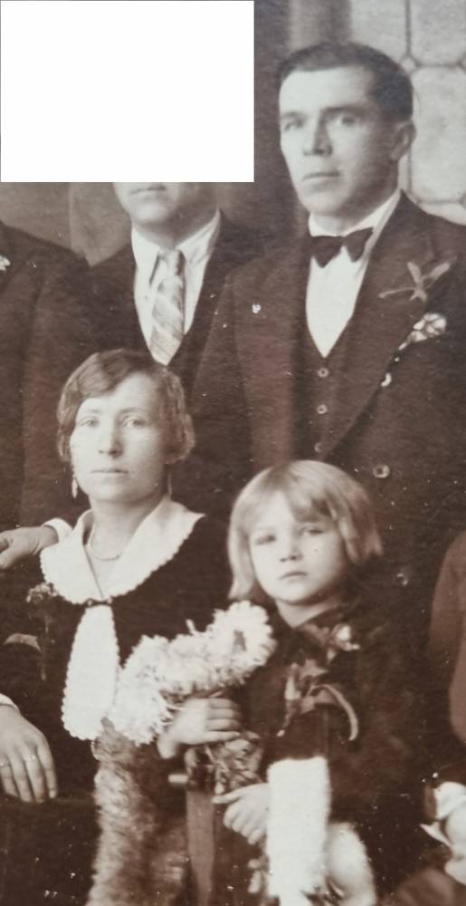 They are my grandparents, Bolesław Rodź (1895-1962), my grandmother Bronislawa Rodź (Szabliński) (1898-1992), and my aunt Janina Rodź (1926-?). They were Catholic Poles, lived in Swiranki (town that today belongs to Belarus, very close to the border with Lithuania). At the end of the years 1920 they migrated to Buenos Aires, Argentina, where in 1933 my mother, Sofia Rodź was born. I live in Buenos Aires myself.