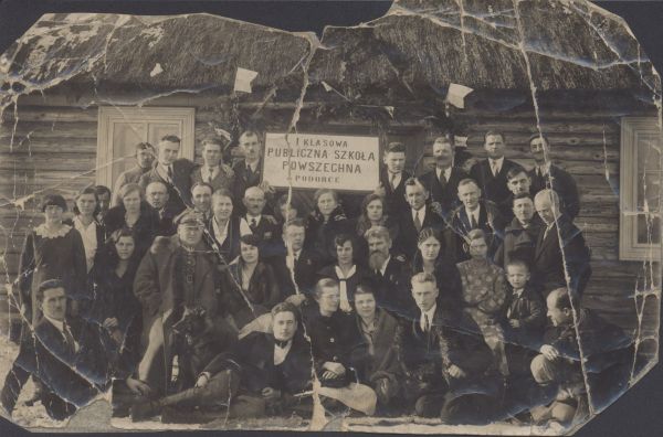 Zdjęcie z otwarcia szkoły w Podorce