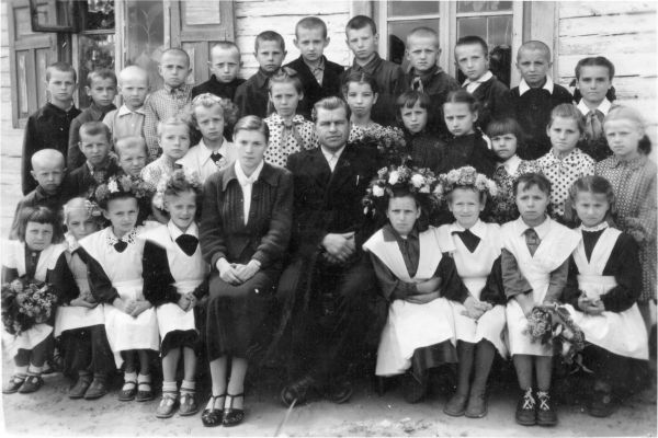 Дзеці вёскі Гардзейчыкі ў Жарабілаўскай пачатковай школе. 50-я гг.