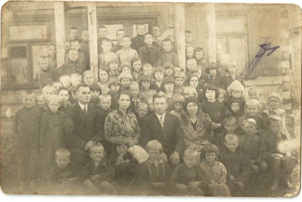 Nauczyciele ( Antoni Bancewicz) szkoły podstawowej w Bieniakoniach 