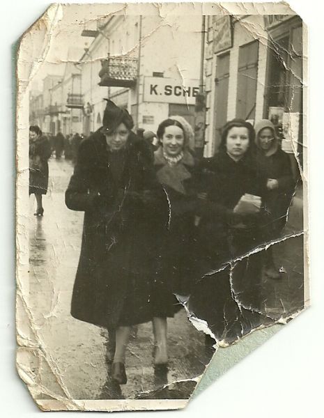 Regina Krugła z koleżankami z ``handlówki `` na ulicy Wileńskiej w Lidzie, lata 30.